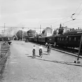 Statens Järnvägar, SJ Tåghem.
Exteriör av tåget, Lund, Ystad och Simrishamn stn.
(Blackebergs Lärov. tåghem)