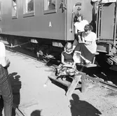 Statens Järnvägar, SJ Tåghem.
Exteriör av tåget, Lund, Ystad och Simrishamn stn.
(Blackebergs Lärov. tåghem)