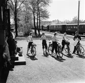 Statens Järnvägar, SJ Tåghem. Cyklarna urlastas för en studieutflykt.
(Blackebergs Lärov. tåghem).
Tåget består av Statens Järnvägar, SJ F6 cykelvagn, WLAB01d 4105-07 före detta BJ personalvagn, S7 kyl och förråd, R02 1962? restaurang, S07 3066 sällskapsvagn, S7 1616 eller 1615 sällskapsvagn, två WLA01b och två WLB016 som sovvagnar samt S7 dusch i torkvagn.
TT