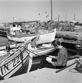 Läroverkselever besöker Baskemölla fiskeläge.
(Foto i samband med Blackebergs Lärov. tåghem)