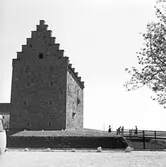 Läroverkselever på studiebesök vid Glimmingehus. Foto taget i samband med resa med Blackebergs Läroverks tåghem.