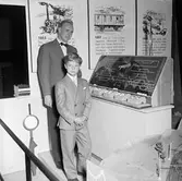 Modelljärnväg inviges på Skansen.
Kronprinsen