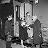 Statens Järnvägar, SJ WLABO6/L 4608  
Bröllopsresenärer på Centralen