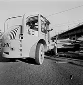Statens Järnvägar, SJ 1708 LMW
Virkes- och kabellastning med truck.
Liljeholmens bangård.