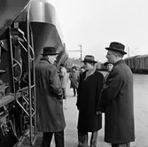 Visning av provmodeller, Mar-och Q12-vagnar. Generaldirektör Erik Upmark