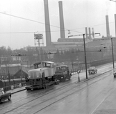 Vagnbjörntransport av lokomotor Statens Järnvägar SJ Z, från Aktsiebolaget Svenska Järnvägs verkstäder, vid Värtan station inför 
S:t Eriksmässan.