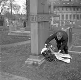 Kransnedläggning på Galärvarvskyrkogården, Stockholm.. Generaldirektör Erik Upmark