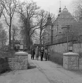 Kransnedläggning på Galärvarvskyrkogården, Stockholm.
Stora byggnaden är Nordiska Museet på Djurgåden.