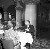 Gemensam avslutningslunch på Grand Hotel Royal.
Generaldirektör Erik Upmark sitter vid bordet.