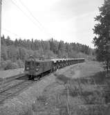 Godståg med makadamlast på linjen Södertälje Södra - Järna
SJ Dg 128,  SJ Q32