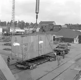 Helikopter i emballage lastas på låglastande släpvagn, vagnbjörn