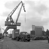 Helikopter i emballage transporteras på låglastande släpvagn, vagnbjörn