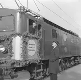 Invigning bansträckan Kiruna C - Tuolluvaara. statens Järnvägar, SJ Dm. Generaldirektör Erik Upmark i samspråk med lokföraren på invigningståget.