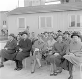 Grupporträtt vid invigningen av bansträckan Kiruna C - Tuolluvaara. Fränre raden, andra från vänster generaldirektör Erik Upmark, Maja Upmark.