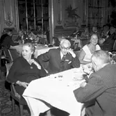 Grupporträtt från middag på Grand hotell.