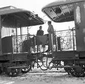 Vintertåghem i Storlien.
Vagnarna är Statens Järnvägar, SJ S07 1272 sällskapsvagn till vänster, S07 1275 matsalsvagn. Trots att vagnarna ursprungligen var likadana har plattformarna senare blivit olika.
Här syns också kabelöverföringen av el mellan vagnarna och på taket ser ut som någon anordning för täckning av övergångsbryggan.
Något annat som syns är att 1275 fått boggierna m91 bytta mot m96 men båda vagnarna har glidlager och inte rullager. Rullager och modernare boggier användes på vagnar i vanliga trafiken och tåghemmen med lägre hastigheter fick de äldre boggierna.
TT