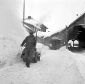 Stationsbyggnad i Storlien. Snöslungan körs av Artur Olofsson.