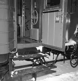 Dörröppning SJ  A0 15b 4358. Observera gallerfotstegen.