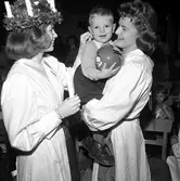 Statens Järnvägars Lucia, 1958, besöker ett barnhem i Berlin