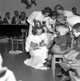 Statens Järnvägars Lucia, 1958, besöker ett barnhem i Berlin