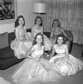 Statens Järnvägar, SJ. Lucia i  Berlin 1958 med tärnor. Bakre raden från vänster: Lucia Birgitta Schoultz, Kerstin och Ann-Britt. På golvet från vänster: Ulla och Berit