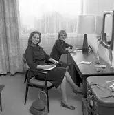 Statens Järnvägar, SJ. Luciatärnorna Ulla och Kerstin i samband med Lucias besök i Berlin 1958