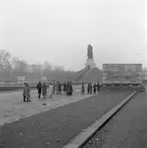 Sowjetisches Ehrenmal Treptower Park, minnesmärke över de soldater från Röda Armén som stupade under striderna i Berlin april-maj 1945. Bilden tagen i samband med Statens Järnvägar, SJ Lucias besök i Berlin 1958