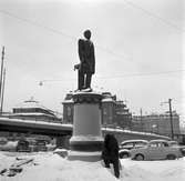 Generaldirektör Statens Järnvägar Erik Upmark lägger ner en krans vid Nils Erikssons staty, Järnvägsparken