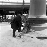 Statens Järnvägar SJ:s Generaldirektör Erik Upmark lägger ner en krans vid Nils Erikssons staty, Järnvägsparken