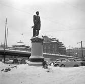 Krans vid Nils Erikssons staty, Järnvägsparken