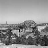 Statens Järnvägar, SJ F lok med tåg passerar bron.