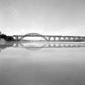 Godståg passerar bron