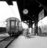 Resenärer på stationen