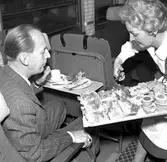 Statens Järnvägar, SJ YOa2 , servering i kupé.