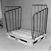 Lastpall med pallstöd.