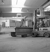 Småbehållare lastas med truck, Liljeholmens Kabelverk.