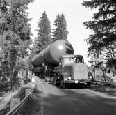 Vagnbjörnstransport i Södertälje passerar på vägbron över spåret till Södertälje uthamn.