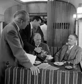 Statens Järnvägar, SJ Rb02 provtur Stockholm Centralstation - Uppsala - Stockholm Centralstation.
Generaldirektör Erik Uppmark och Överingenjör Ahström, Maskintekniska Byrån