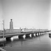 Riddarholmsbron,  Statens Järnvägar X5, på sträckan mellan Riddarholmen och Stockholms Central. Statens Järnvägar SJ F. Foto taget från Riddarhuskajen. Strömholmen till höger i bild.