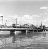 Statens Järnvägar SJ X0a6, på Centralbron mellan Riddarholmen och Tegelbacken/Stockholm Central. Fotot taget från stadshuskajen mot Riddarholmen.