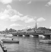 Statens Järnvägar SJ F vid Norra Järnvägsbron, mellan Riddarholmen och Stockholms Central. Riddarholms bron till vänster i bild. Kyrktornet i bild tillhör Riddarholmskyrkan.