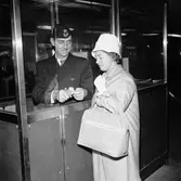 Dam med SJ-väska i biljettspärr