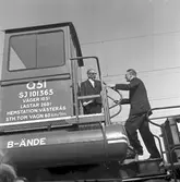 S:t Eriksmässan, Statens Järnvägar SJ Q51 101365, specialtransportvagn för tunga transporter. Generaldirektör Erik Upmark på trappsteget till bromshytten.
