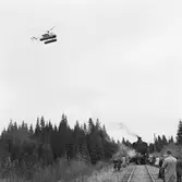 Sprängning vid Galtåsen. Helikopter övervakar övningen. SJ B5 888