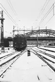 Statens Järnvägar SJ Du2 120. Stockholm Centralstation, vinterbild. Dvärgignalen visar 