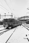 Motorvagnståg Trafikaktiebolaget Grängesberg-Oxelösund Järnvägar TGOJ. Stockholm Centralstation, vinterbild. . Dvärgignalen visar 