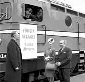 Borås Centralstation. Elektrifiering av sträckan Borås-Alvesta. Första eltåget, SJ Rb2 1003. Generaldirektör, Gd, Erik Upmark, till vänster. Kommunikationsminister, Gösta Skoglund, till höger.