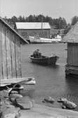 Ålandsresa. Skärgård. Fiskeläger med fiskebåt, eka och fiskare