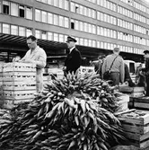 Klarahallen, salutorg. Försäljning av frukt, grönt och blommor