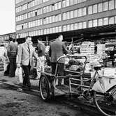 Klarahallen, salutorg. Försäljning av frukt, grönt och blommor